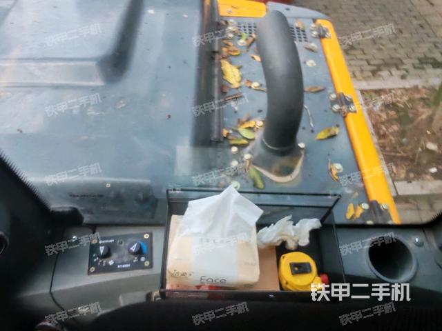 行走控制手柄和踏板 俯拍（驾驶室部分）