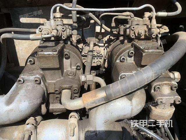 液压泵舱室正面整体（整机外观）