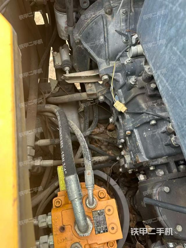 液壓泵艙室正面整體（整機(jī)外觀）