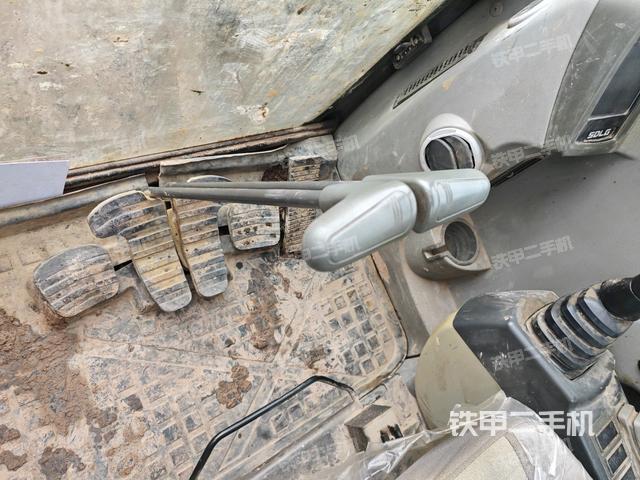 行走控制手柄和踏板 俯拍（驾驶室部分）