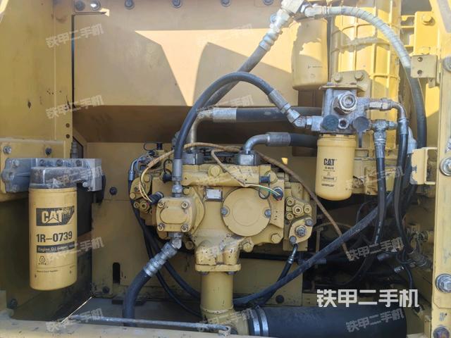 液压泵舱室正面整体（整机外观）