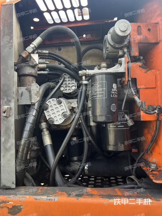 液压泵舱室正面整体（整机外观）