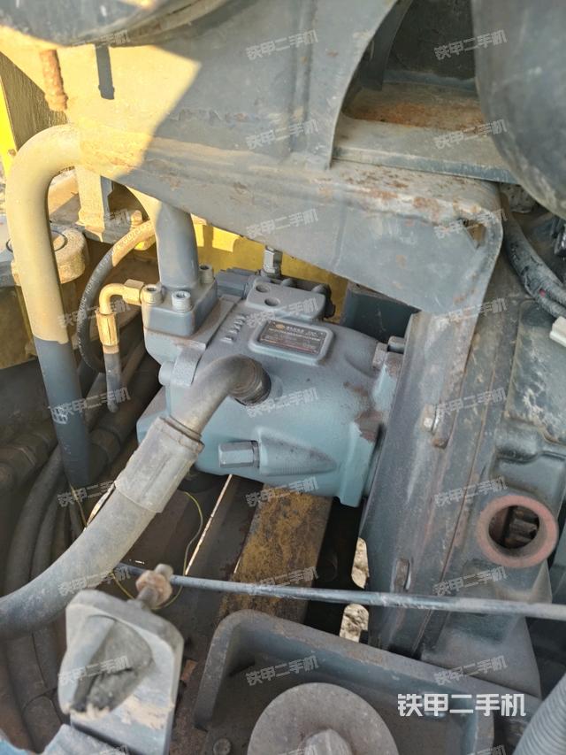 液压泵舱室正面整体（整机外观）