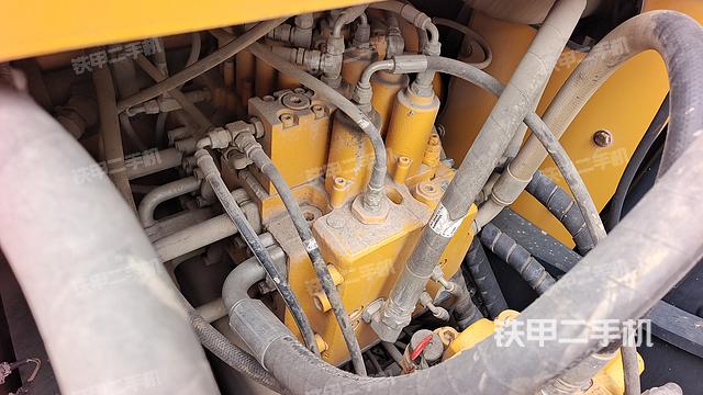 液壓泵艙室正面整體（整機外觀）