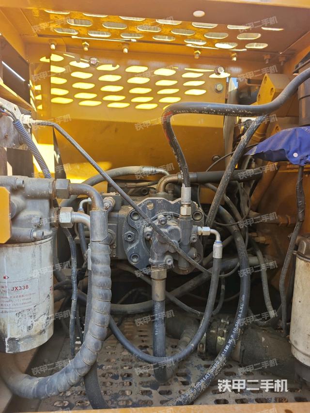 液压泵舱室正面整体（整机外观）