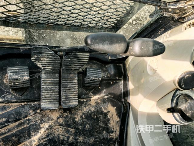 行走控制手柄和踏板 俯拍（驾驶室部分）