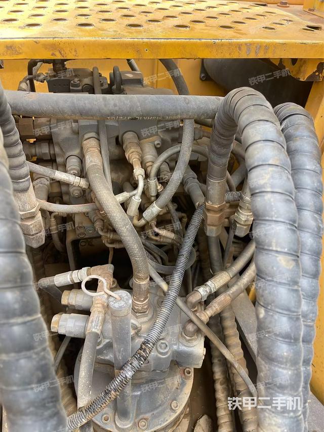 回转马达和主控阀（整机外观）