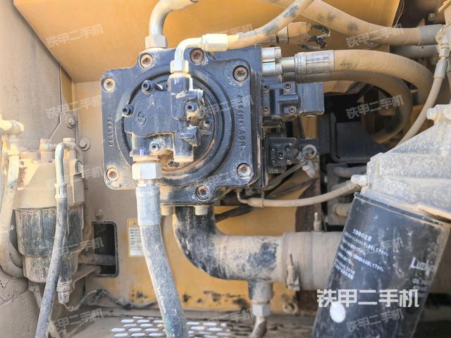 液壓泵艙室正面整體（整機外觀）