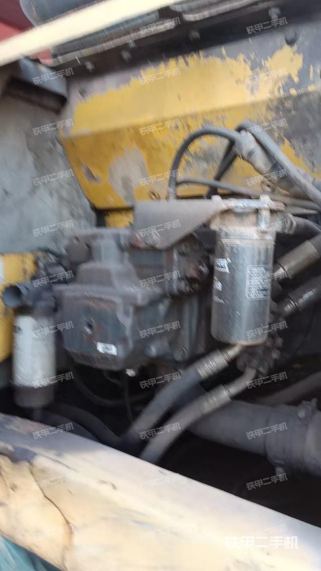 液压泵舱室正面整体（整机外观）