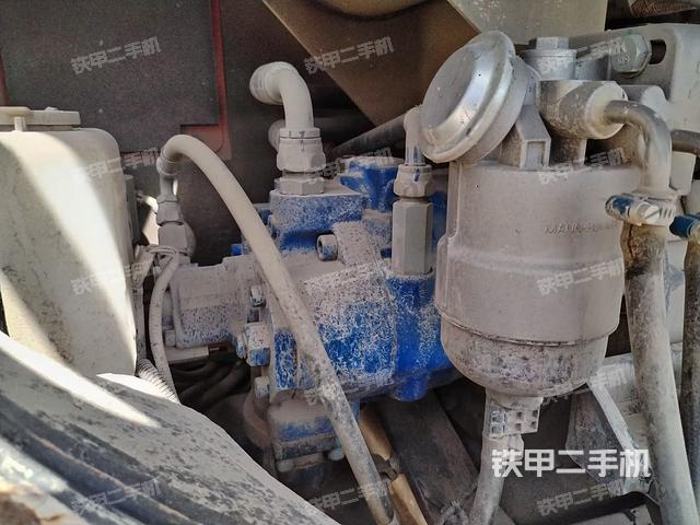 液壓泵艙室正面整體（整機外觀）