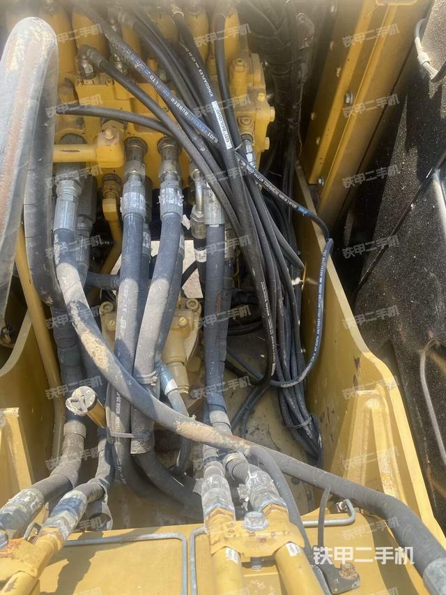 回转马达和主控阀（整机外观）