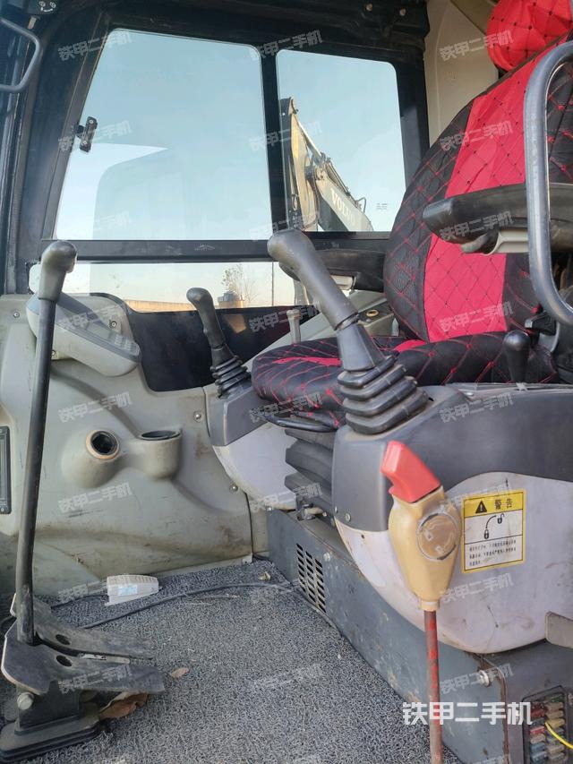 驾驶室顶部（整机外观）