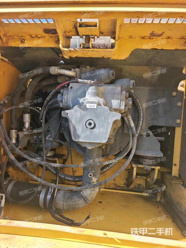 液压泵舱室正面整体（整机外观）