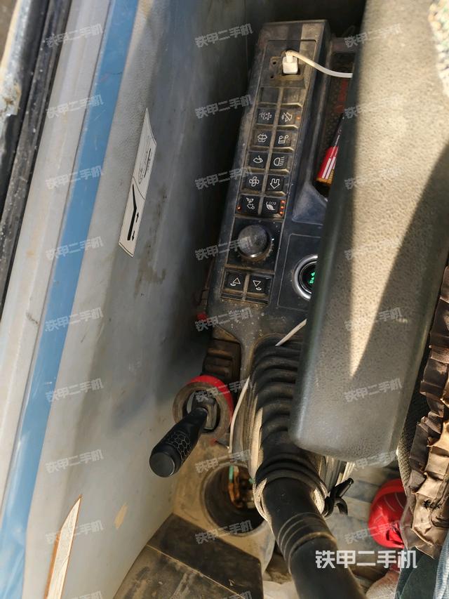 座椅右側(cè)控制臺(tái)/鑰匙門/油門/含右手柄（駕駛室部分）