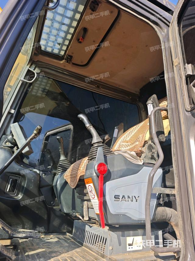 駕駛室整體（整機外觀）