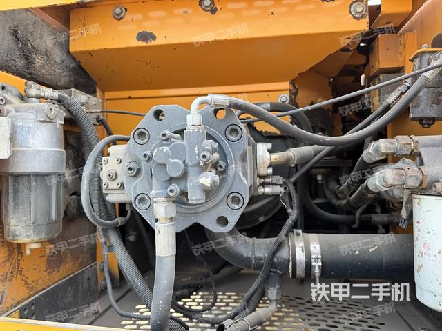 液压泵舱室正面整体（整机外观）