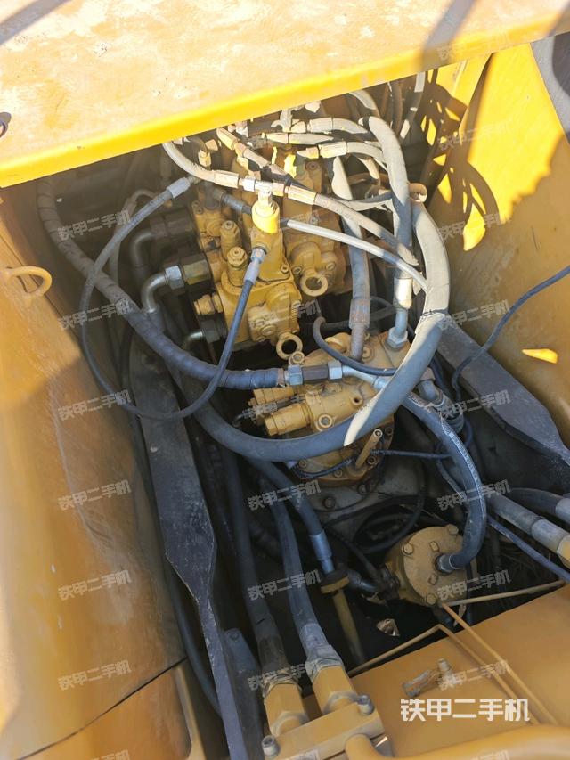 回转马达和主控阀（整机外观）