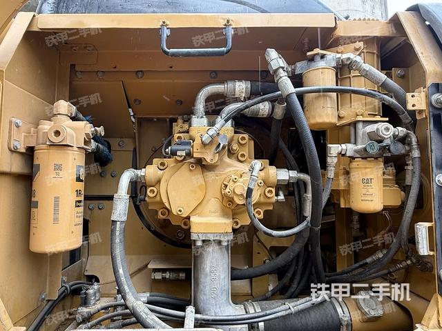 液壓泵艙室正面整體（整機外觀）