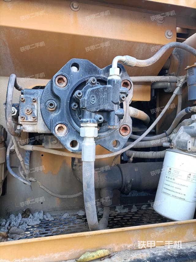 液壓泵艙室正面整體（整機外觀）