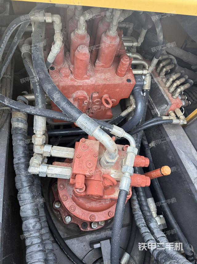 回轉(zhuǎn)馬達(dá)和主控閥（整機(jī)外觀）