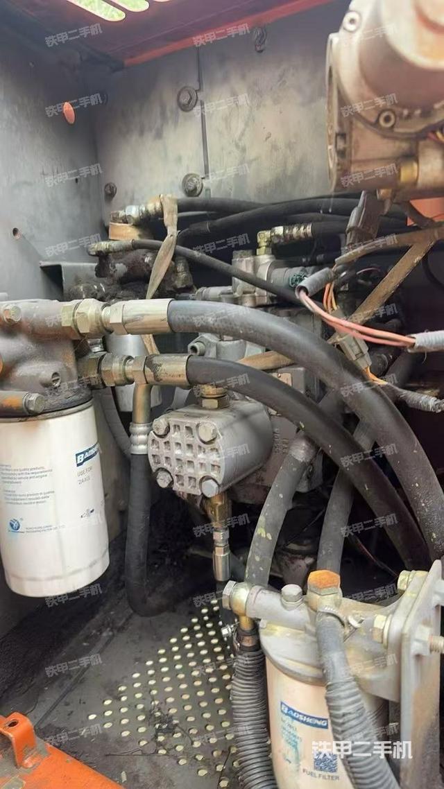 液压泵舱室正面整体（整机外观）