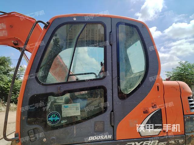 駕駛室整體（整機外觀）