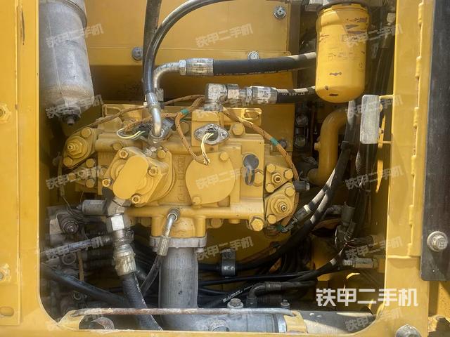 液压泵舱室正面整体（整机外观）