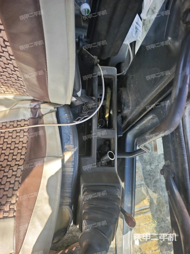 座椅左侧控制台/音响/含左手柄（驾驶室部分）