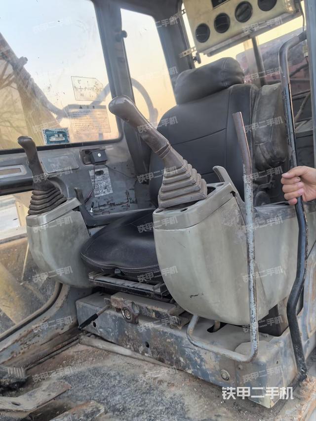 行走控制手柄和踏板 俯拍（驾驶室部分）