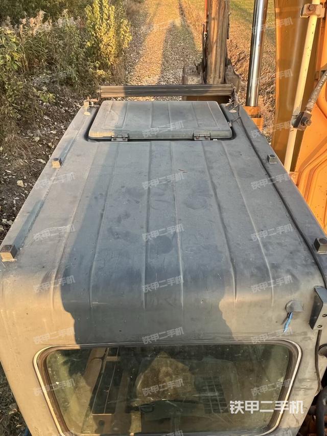 驾驶室顶部（整机外观）