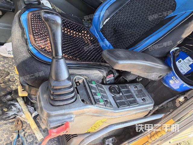 行走控制手柄和踏板?俯拍（駕駛室部分）