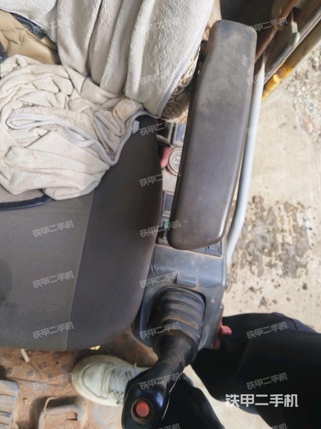 座椅左侧控制台/音响/含左手柄（驾驶室部分）