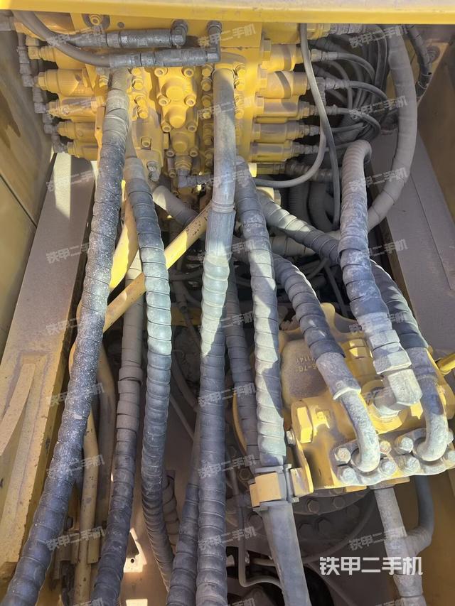 回转马达和主控阀（整机外观）