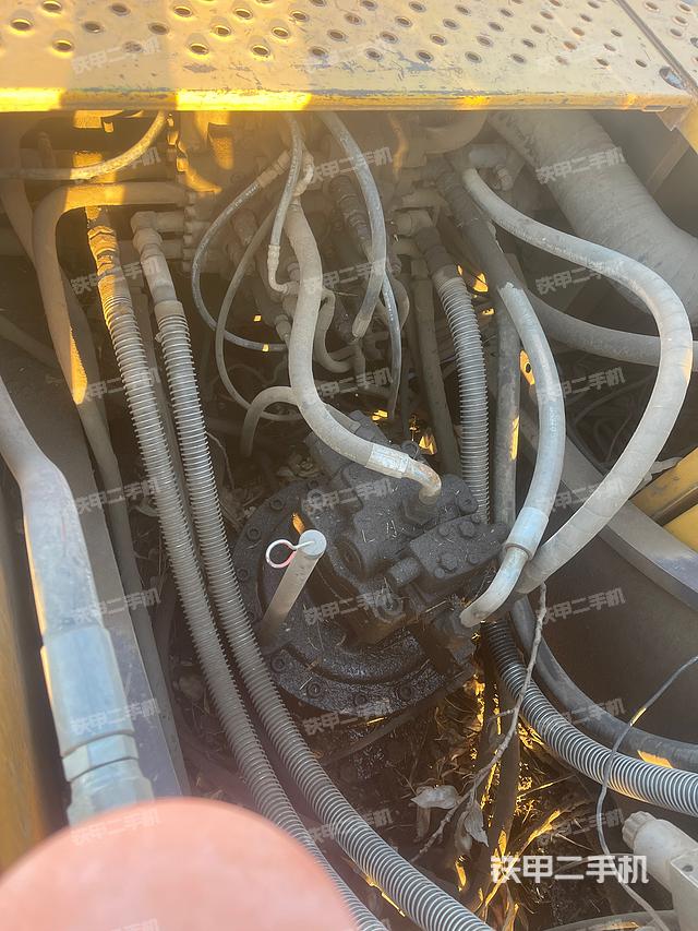 回轉馬達和主控閥（整機外觀）