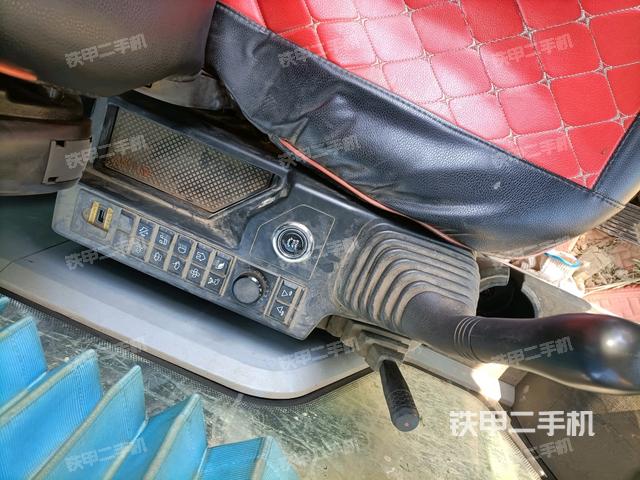 座椅右側(cè)控制臺(tái)/鑰匙門(mén)/油門(mén)/含右手柄（駕駛室部分）