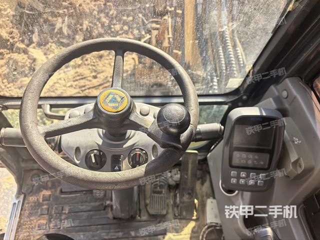 駕駛室整體（整機外觀）