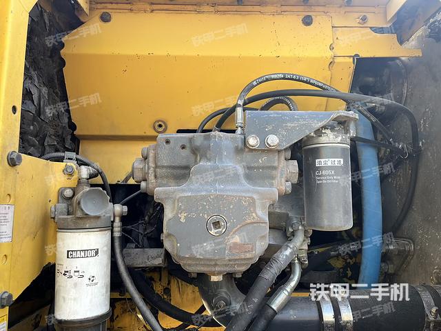 液壓泵艙室正面整體（整機外觀）