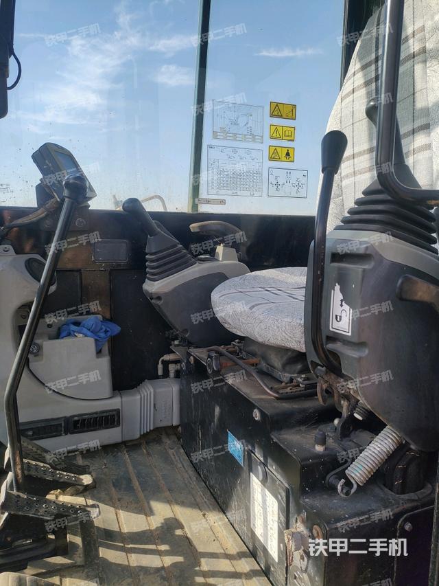 驾驶室顶部（整机外观）