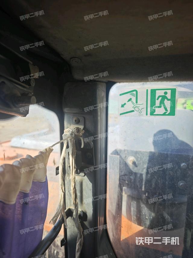 行走控制手柄和踏板 俯拍（驾驶室部分）