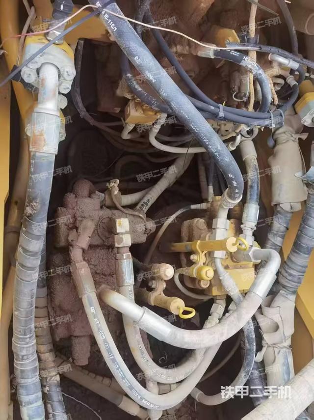 回轉(zhuǎn)馬達(dá)和主控閥（整機(jī)外觀）