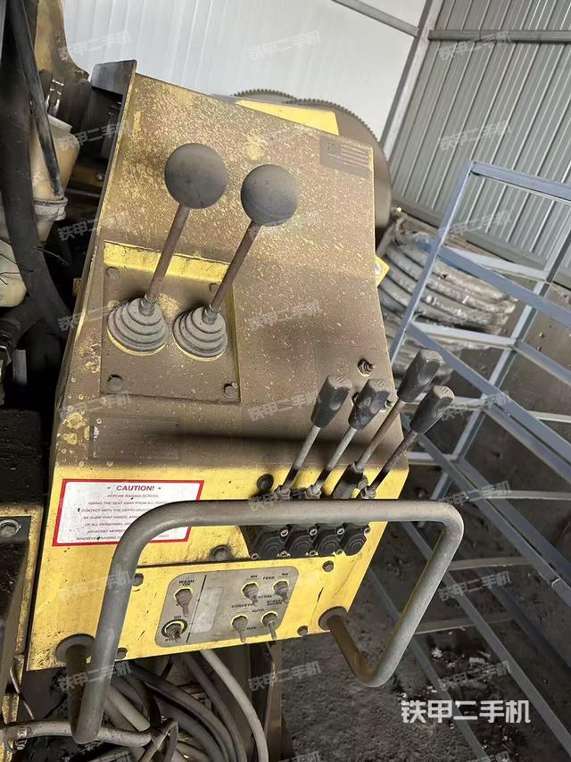 駕駛室操作臺(tái)（設(shè)備外觀及核心部件）