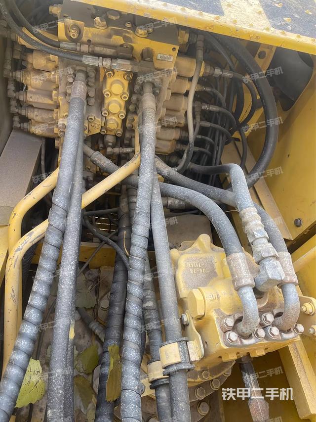 回转马达和主控阀（整机外观）