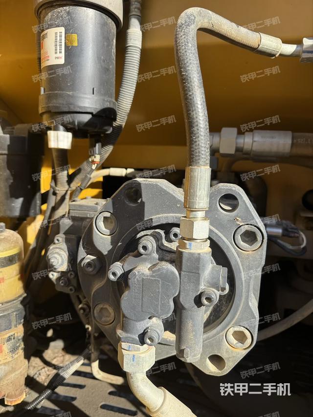 液压泵舱室正面整体（整机外观）