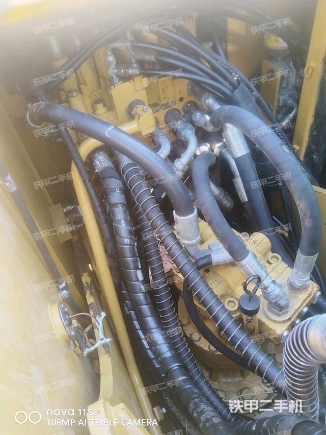 回轉(zhuǎn)馬達(dá)和主控閥（整機(jī)外觀）