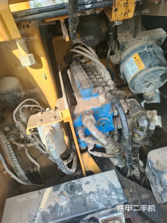 回转马达和主控阀（整机外观）