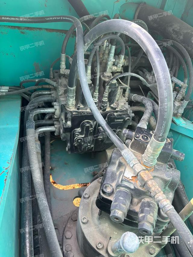 回轉(zhuǎn)馬達(dá)和主控閥（整機(jī)外觀）