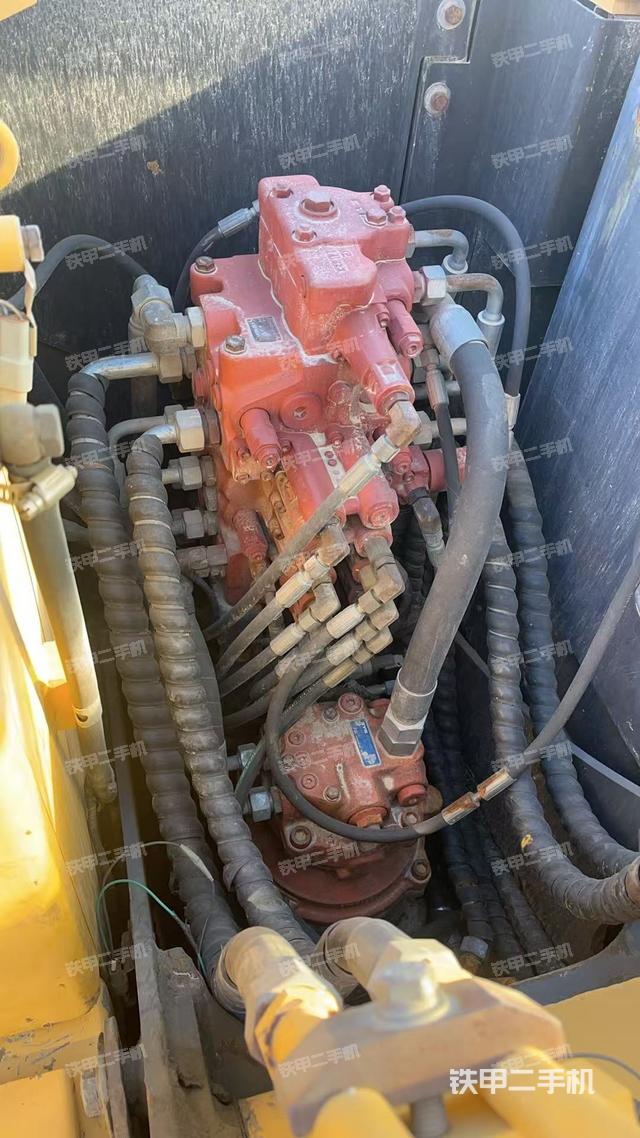 回转马达和主控阀（整机外观）