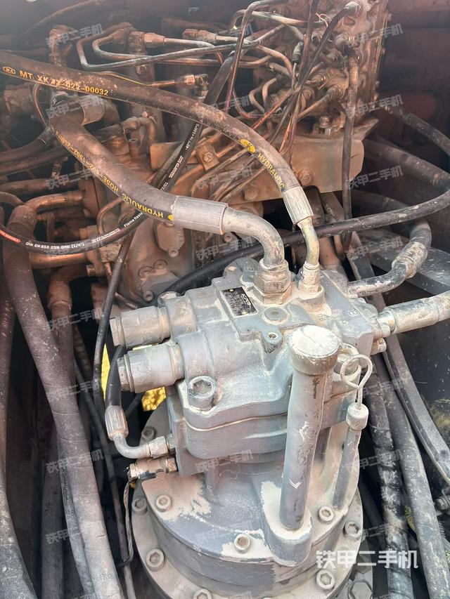 回轉(zhuǎn)馬達(dá)和主控閥（整機(jī)外觀）