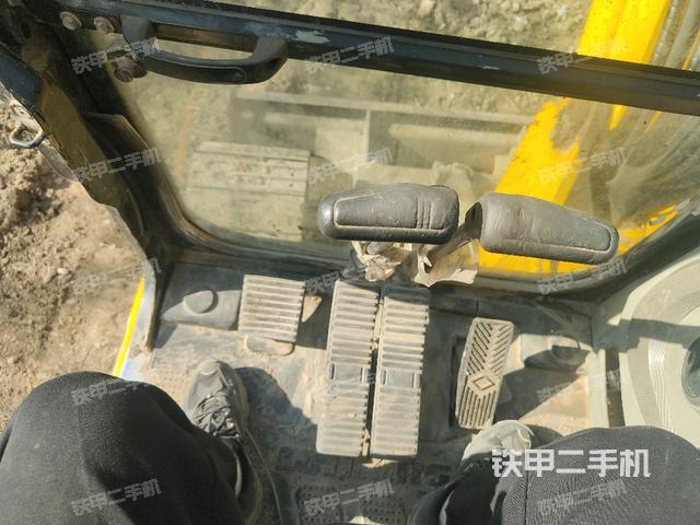 行走控制手柄和踏板?俯拍（駕駛室部分）