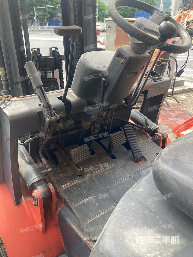 駕駛室操作臺(tái)（設(shè)備外觀及核心部件）